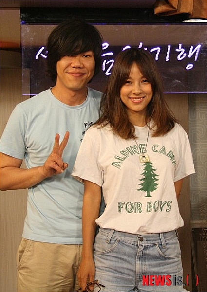 【서울=뉴시스】이재훈 기자 = 가수 이효리(32)와 밴드 '롤러코스터'의 베이시스트 이상순(37)이 열애 중이다.&nbsp; 29일 이상순의 매니지먼트사 뮤직팜에 따르면, 이효리와 이상순은 지난 8월부터 애인관계로 발전했다.&nbsp; 뮤직팜은 "1년 전부터 친하게 지내던 두 사람이 약 4개월 전부터 연인사이로 발전한 것으로 안다"며 "음악적인 관심 등이 비슷해 서로에게 호감을 느낀 것 같다"고 전했다.&nbsp; 이효리의 매니지먼트사 B2M엔터테인먼트도 "애인사이라로 하기에는 아직 이르다"면서도 "두 사람이 서로 친구 이상의 호감을 가지고 있는 것은 맞다"고 인정했다.&nbsp; 양측과 주변인들에 따르면, 이효리와 이상순은 지난해 가수 김동률(37) 등과 어울리면서 처음 만났다. 이효리가 회원인 동물보호 시민단체 '카라'에 이상순이 이미 가입해 있는 등 공통점을 발견하면서 급속도로 가까워졌다.&nbsp; 지난 5월 이상순이 DJ인 EBS라디오 '세계음악기행'에 이효리가 게스트로 출연, 우정을 과시했다. 7월 이효리가 유기동물을 돕기 위해 발표한 노래 '기억해'의 멜로디를 이상순이 만들기도 했다.&nbsp; 이상순과 이효리의 측근은 "이효리가 입양해 돌보고 있는 유기견 '순심이'를 산책시키는 등 소박하게 데이트를 한다"며 "둘 다 소탈하고 소박한 성격이라 서로 잘 맞는 것 같다"고 귀띔했다.&nbsp; 한편, 이효리는 1998년 그룹 '핑클' 1집 '블루 레인'으로 데뷔했다. 2003년 솔로로 전향, '텐미닛'과 '유고걸' 등을 히트시키며 섹시 가수로 급부상했다. 지난해 발표한 4집 수록곡 상당수가 표절로 드러나면서가수활동을 중단했다.&nbsp; 1999년 롤러코스터 1집 '내게로 와'로 데뷔한 이상순은 지난해 김동률과 함께 프로젝트 그룹 '베란다 프로젝트'를 결성, 앨범 '데이 오프'로 활동했다. 지난 4월 약 9개월 간 교제한 '홍대여신' 요조(30)와 결별한 바 있다.&nbsp; realpaper7@newsis.com&nbsp;&nbsp;&nbsp; 