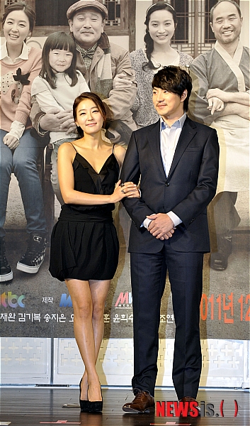 【서울=뉴시스】홍찬선 기자 = JTBC 개국특집 수목미니시리즈 '발효가족(극본 김지우, 연출 박찬홍 박찬율)' 제작발표회가 열린 28일 오후 서울 서초구 리버사이드호텔에서 송일국(기호태 역), 박진희(이강산 역)가 포토타임을 갖고 있다. '발효가족'은 12월 7일 밤 8시 45분 첫방송 된다. mania@newsis.com