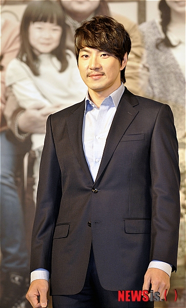 【서울=뉴시스】홍찬선 기자 = JTBC 개국특집 수목미니시리즈 '발효가족(극본 김지우, 연출 박찬홍 박찬율)' 제작발표회가 열린 28일 오후 서울 서초구 리버사이드호텔에서 송일국(기호태 역)이 포토타임을 갖고 있다. '발효가족'은 12월 7일 밤 8시 45분 첫방송 된다. mania@newsis.com