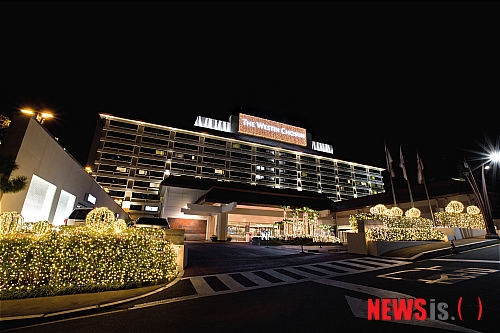 【부산=뉴시스】하경민 기자 = 부산 웨스틴조선호텔은 29일 시작된 부산세계개발원조총회 참석을 위해 세계 각지에서 몰려든 손님을 맞기 위해 분주하다. 이 호텔에는 내달 1일까지 한국, 미국, 영국, 캐나다, 독일, 핀란드, 스웨덴, 벨기에, 오스트리아, 호주, 노르웨이 등 11개국 장관 및 관련 참석자 340여 명의 고위급 인사들이 묵는다. 호텔은 부산세계개발원조총회 기간 객실 290개 모두 가동한다. 사진은 호텔 외부전경. (사진=부산 웨스틴조선호텔 제공) yulnetphoto@newsis.com