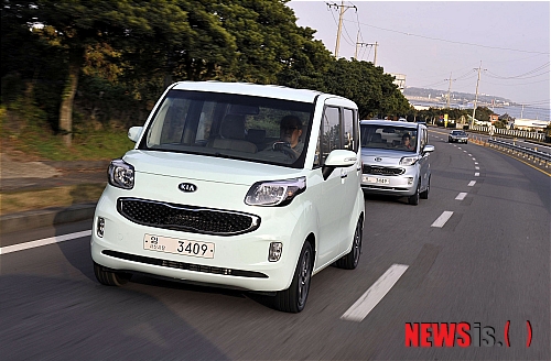 【제주=뉴시스】기아자동차는 29일 제주 해비치호텔 그랜드볼룸에서 이삼웅 사장을 비롯한 회사 관계자들과 자동차 기자단 등 100여 명이 참석한 가운데 보도발표회를 갖고 신개념 미니 CUV '레이'를 공식 출시했다.(사진=기아자동차 제공)&nbsp; photo@newsis.com