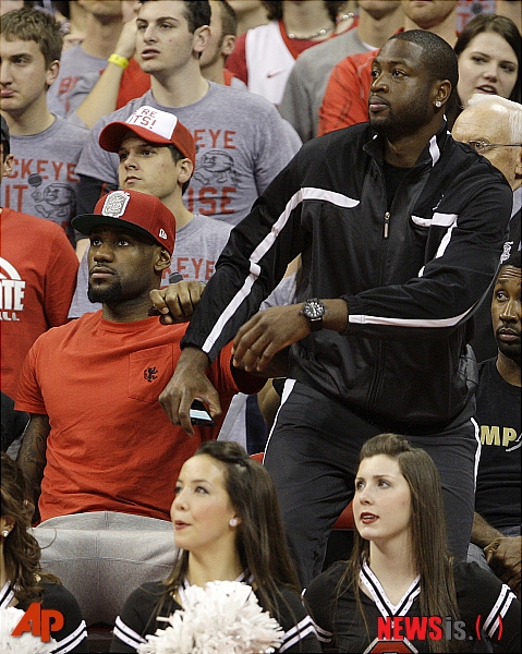 【콜럼버스(미 오하이오 주)=AP/뉴시스】미 프로농구(NBA) 마이애미 히트의 르브론 제임스(27· 앞줄 왼쪽)와 드웨인 웨이드(29·오른쪽)가 30일(한국시간) 콜럼버스에서 열린 듀크대와 오하이오주립대의 NCAA(미대학스포츠협회) 농구 경기를 관전하던 도중 웨이드가 일어서서 대학 선수의 플레이를 유심히 살펴보고 있다. NBA 사무국과 선수노조와의 갈등으로 초유의 직장폐쇄까지 겪었던 NBA는 지난 26일 극적 타결 끝에 다음달 25일 크리스마스에 맞춰 시즌 개막을 하기로 합의했다.&nbsp; 