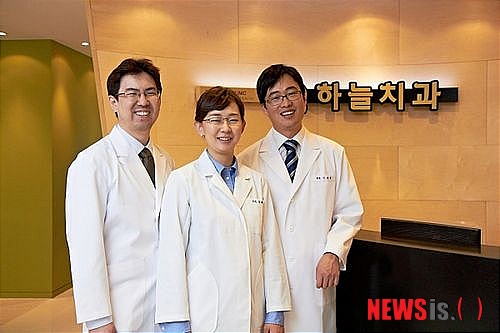 【서울=뉴시스헬스/뉴시스】 최근 경기도 안산시 상록구 본오동에 개원한 하늘치과의 오찬록(왼쪽부터), 장혜경, 정원호 원장. (사진=하늘치과 제공) 조진성기자 cjs@newsishealth.com