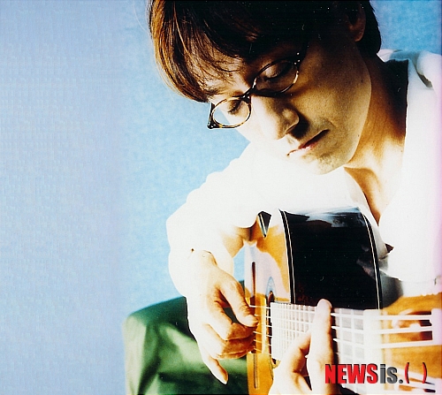 【서울=뉴시스】신동립의 '잡기노트'<265>&nbsp; “‘나는 가수다’에 나간 가수와 아이돌, 현 시점 우리나라의 가수는 이렇게 두 부류다.”&nbsp; 싱어송라이터 강인원(55)의 자조 혹은 상황파악이다. 45만명 이상이라는 가수 가운데 한줌만 스포트라이트를 받고 있는 현실이다. 방송사와 매니지먼트사, 기업 간 이해타산 접점의 산물들이다. 