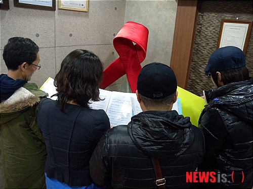 【대구=뉴시스】박광일 기자 = 대구지역 에이즈(AIDS) 감염자 자조모임 회원들이 30일 대구 동구 대한에이즈예방협회 대구경북지회 사무실에서 합창 연습을 하고 있다.&nbsp;&nbsp; pgi0215@newsis.com