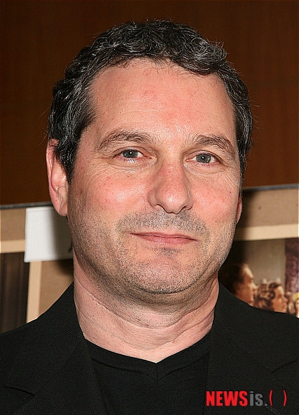 【서울=뉴시스】김정환 기자 = 2002년 첨단 치안시스템 '프레 크라임'을 활용, 범죄를 예측해 범죄자를 단죄하는 미래세계를 그린 톰 크루즈 주연 할리우드 블록버스터 '마이너리티 리포트'로 센세이션을 일으킨 시나리오 작가 스콧 프랭크(51)가 한국에 왔다.&nbsp; '환생'(1991), '피닉스'(2005), '인터프리터'(2005), '말리와 나'(2008) 등 할리우드 흥행 대작의 시나리오를 집필했다. 1997년에는 '표적'으로 아카데미 각본상에 노미네이트됐으며, 미국영화비평가협회 최우수각본상을 수상했다.&nbsp; 2007년 감독 데뷔작 '더 룩아웃'으로 해외 유수 영화제에서 주목받기도 했다. '룩 아웃'을 같이 작업한 토니 스콧(67) 감독의 '지옥의 천사들', 프랜시스 로런스(41) 감독의 '후디니' 등의 시나리오를 쓰고 있다.&nbsp; 프랭크는 "사람들이 영화를 보면서 그 얘기가 허구가 아닌 현실인 것처럼 빠져들게 해야 한다"고 밝혔다.&nbsp; 한국콘텐츠진흥원(원장 이재웅) 초청으로 내한한 그는 30일, 12월1일 서울 목동 한국방송회관에서 공개 세미나를 연다. 콘진원이 시나리오 작가, 감독 등 영화관련 종사자와 영화에 관심 있는 사람들을 대상으로 하는 '엔터테인먼트 마스터 클래스'의 하나다.&nbsp; 프랭크는 '인터프리터'의 시드니 폴락(1934~2008), '마이너리티 리포트'의 스티븐 스필버그(65), '표적'의 스티븐 소더버그(48) 등 할리우드 거장들과 함께 작업하면서 쌓은 노하우를 중심으로 할리우드 영화의 글로벌 스토리텔링, 하이콘셉트 스토리, 프로젝트에 따른 원안, 각본, 원작 각색의 형태 등에 관해 강연한다.&nbsp; ace@newsis.com