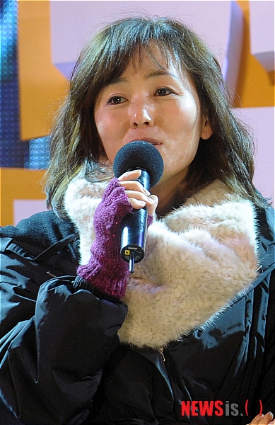 【서울=뉴시스】조종원 기자 = 30일 저녁 서울 영등포구 여의도동 여의도공원에서 열린 '나는 꼼수다 특별 콘서트'에서 공지영 작가가 인사말을 하고 있다. choswat@newsis.com