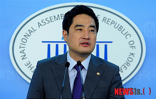 【서울=뉴시스】박주성 기자 = 무소속 강용석 의원이 1일 오후 서울 여의도 국회 정론관에서 기자회견을 갖고 안철수 교수의 부인인 김미경 교수의 서울대 정규수 임용에 대해 '끼워팔기'라고 비난하고 있다. park7691@newsis.com