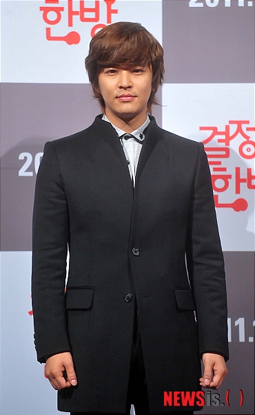 【서울=뉴시스】고범준 기자 = 1일 오후 서울 성동구 행당동 왕십리 CGV에서 열린 영화 '결정적 한방'(감독 박중구, 제작 (주)오디이엔티) 언론 시사회에서 배우 김정훈이 포토타임을 갖고 있다. 영화'결정적 한방'은 대쪽 같은 성품을 지닌 주인공(유동근)이 부패한 천적(오광록)과 사고뭉치 보좌관(윤진서), 사고뭉치 랩퍼 아들(김정훈)사이에서 자신의 길을 가기 위해 고군분투하는 내용을 그린 코믹 영화로 오는 8일 개봉한다.&nbsp; bjko@newsis.com