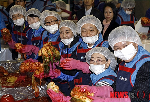 【서울=뉴시스】전신 기자 = 우리금융그룹 이팔성 회장과 우리은행 이순우 행장이 임직원 4,600여명과 함께 배추 5만6천여 포기를 담그는“한마음 김장 나눔” 자원봉사를 하고 있다. 이날 열린 한마음 김장 나눔 자원봉사는 이팔성 우리금융그룹 회장, 이순우 우리은행장, 송기진 광주은행장, 박영빈 행장, 우리파이낸셜 이병재사장, 우리아비바생명 김희태사장, 우리에프아이에스 권숙교 사장, 지주사 임원, 신입사원 450여명, 자원봉사자등이 참석, 소외계층의 따뜻한 겨울나기를 위해 실시 됐다. (사진=우리금융그룹 제공) photo@newsis.com