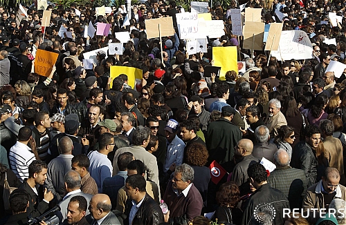 【튀니스=로이터/뉴시스】튀니지 튀니스에서 1일(현지시간) 종교적 극단주의와 실업률 상승에 항의하는 대규모 시위가 열린 가운데 진압경찰과 시위대, 취재진 간에 혼선이 빚어지고 있다.