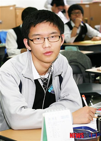 【울산=뉴시스】고은희 기자 = 울산교육청은 2012학년도 대학수학능력시험 채점결과 울산 동구 현대청운고 김서영 학생이 언어, 수리 가형, 외국어 등 3개 영역과 과학탐구 영역 3과목 등 6개 전 과목에서 단 한 문제도 틀리지 않은 완벽한 만점을 받았다고 2일 밝혔다. 수능 울산지역 유일한 만점자인 김서영 학생의 사진이다. (사진=울산교육청 제공)&nbsp;&nbsp; photo@newsis.com