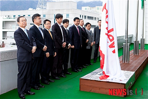 【구미=뉴시스】박홍식 기자 = 경북 구미시는 LCD TV 핵심부품 생산업체인 피플웍스(대표 우준환)를 12월 '이달의 기업'으로 선정하고 1일 시청 국기게양대에서 남유진(왼쪽) 구미시장과 김재홍 구미부시장, 우준환 대표가 사기를 게양하고 있다.&nbsp; phs6431@newsis.com 