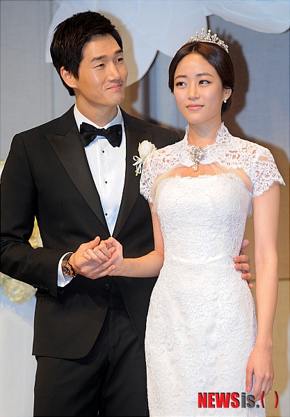 【서울=뉴시스】성형주 기자 = 배우 커플 유지태와 김효진이 2일 오후 서울 중구 신라호텔에서 결혼식 전 기자회견을 갖고 있다.&nbsp;&nbsp; foru82@newsis.com