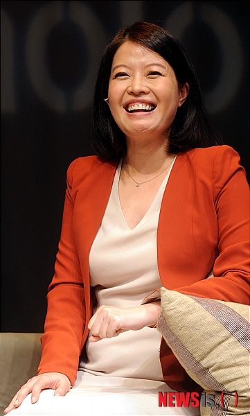 【서울=뉴시스】박상훈 기자 = 연극 '버자이너 모놀로그' 프레스콜이 열린 2일 오후 서울 중구 흥인동 충무아트센터 소극장 블루에서 주연배우 김여진이 취재진의 질문에 답하고 있다. 한국공연 10주년을 기념하기 위해 이번 '버자이너 모놀로그'에서는 극 중 한 코너에 조여정, 주지훈, 서주희, 홍지민, 김무열, 김호영 등 스타들이 특별게스트로 출연, 색다른 재미를 줄 계획이다. hyalinee@newsis.com