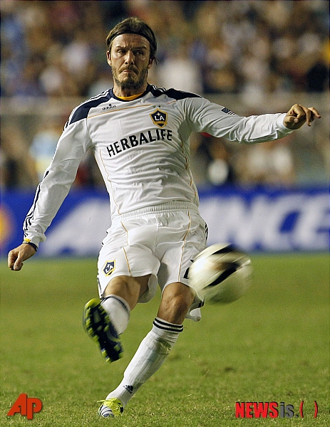 【마닐라=AP/뉴시스】LA갤럭시의 데이비드 베컴이 3일 필리핀 마닐라 리잘 메모리얼 스타디움에서 열린 필리핀 아즈카와의 친선경기에서 프리킥을 하고 있다. 베컴은 인도네시아 호주 등 3개국 투어 중이다. 배컴은 이날 경기에서 첫 골을 잡아내며 팀의 6-1승에 기여했다.