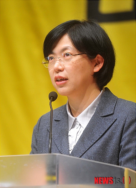 【서울=뉴시스】고범준 기자 = 통합진보정당 추진 승인의 건에 대한 임시전국당원대회가 4일 오후 서울 마포구 마포구청 대강당에서 열린 가운데 민주노동당 이정희 대표가 인사말을 하고 있다.&nbsp; bjko@newsis.com