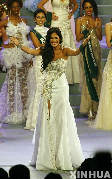 【서울=뉴시스】신동립 기자 = 미스에콰도르 올가 메르세데스 알라바 바가스(23·173㎝ 56㎏ 35-24-36인치)가 제11회 미스 어스(지구)로 뽑혔다. 3일 밤 케손시티 딜리만 필리핀 대학 극장에서 열린 2011 미스어스 선발대회에서 각국 대표미인 84명을 제쳤다.&nbsp; 에콰도르에서 모델로 활동중인 알라바는 현지 과야킬 대학에서 경영학을 전공했다. 스페인어와 영어에 능통하다. 중국에서 1년간 산 덕분에 만다린어도 할줄안다.&nbsp; 2위 미스 에어(공기)는 미스브라질 드릴리 베네턴(22·184㎝ 59㎏ 35-25-37인치), 3위 워터(물)는 홈어드밴티지를 안은 필리핀 아테나 메이 두아트 임피리얼(24·168㎝ 55㎏ 34-25-35인치), 4위 파이어(불)는 베네수엘라 캐럴라인 메디나(19·178㎝ 58㎏ 35-24-36인치)가 차지했다.&nbsp; 미스 크리미아, 보스니아 헤르체고비나, 멕시코, 짐바브웨가 톱8에 들었다. 미스 타이완, 재팬, 파라과이, 포르투갈, 슬로베니아, 스웨덴, 타일랜드, 우크라이나가 톱16으로 뒤를 이었다.&nbsp;&nbsp; 미스코리아 김이슬(21·170㎝ 49㎏ 33-24-36인치)은 스폰서상인 미스패션위크를 받았다. 경북대 환경공학과 2년생으로 2010 '경산 대추 아가씨'에서 우승한 뒤 이듬해 미스경북 진을 거쳐 제55회 미스코리아에 참가, 선으로 뽑혔다.&nbsp; 역대 미스어스에 도전한 미스코리아 가운데는 이진아(29·금단비)가 2002년 특별상인 전통의상상, 2005년 유혜미(29)가 톱16 겸 전통의상상, 2008년 서설희(21)와 2009년 박예주(24)가 톱16에 올랐다.&nbsp; 미스어스는 미스 유니버스·월드와 함께 세계 3대 미인대회로 통한다. 태국 방콕 무앙통타니 임팩트에서 열릴 예정이었으나 대홍수 여파로 필리핀으로 장소를 옮겼다. '환경미인'으로 차별화한 미스어스의 올해 대회 주제는 '지구가 울고있어요. 지구에게 미소를 되찾아주세요!'였다.&nbsp; reap@newsis.com 