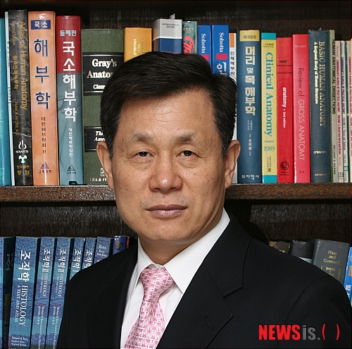 【보령=뉴시스】이진영 기자 = ‘비타민C 전도사‘로 널리 알려진 서울대학교 의과대학 해부학교실 주임교수인 이 교수가 8일 오후 4시 충남 보령시 소재 보령문예회관에서 아흔 다섯 번째 ‘비바보령 아카데미’ 강사로 초청돼 건강특강을 한다고 5일 밝혔다.(사진= 보령시 제공)&nbsp; jin22666@newsis.com&nbsp; 