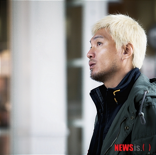 【서울=뉴시스】김지은 기자 = MBC TV '우리들의 일밤-바람에 실려'가 한 자릿수 시청률로 퇴장했다. AGB닐슨미디어리서치에 따르면, 4일 '바람에 실려' 마지막회는 전국시청률 3.5%를 기록했다. '바람에 실려'는 가수 임재범(48)을 앞세운 예능프로그램으로 주목받았으나 음악과 예능의 접점을 찾는데 실패하며 시청률도, 호응도 얻지 못했다. 지난달 2일 6%로 출발해 3%대로 추락했다. 최고 시청률 6.6%, 최저 시청률 3.1%를 찍었다. 11일부터는 가수 김건모(43)가 이끄는 뮤직 버라이어티쇼 '룰루랄라'가 방송된다. kje1321@newsis.com