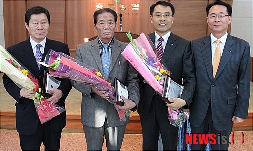 【청주=뉴시스】이성기 기자 = 충북 영동군 용산면 하청화마을과 삼성카드 대전CRM센터, 영동농협이 올해 모범적인 도농교류 활동을 펼쳐 농촌사랑범국민운동본부로부터 '1사1촌상'을 5일 수상했다. 이날 농협충북지역본부에서 열린 시상식 후 참석자들이 기념촬영을 하고 있다. 사진 왼쪽부터 김갑성 영동농협 조합장, 주현규 하청화 마을 대표, 김성국 삼성카드 대전 CRM센터장, 김일헌 농협충북지역본부장. (사진= 농협충북지역본부 제공)&nbsp; sklee@newsis.com 