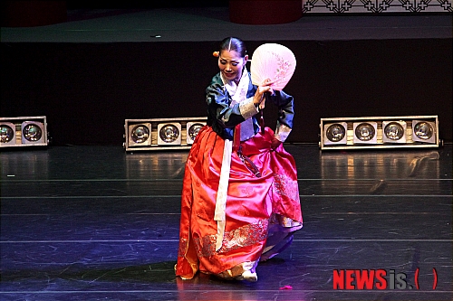 【울산=뉴시스】고은희 기자 = 울산시립무용단은 오는 9일 오후 8시 울산문화예술회관 대공연장에서 '처용의 땅, 남사당의 하늘'이라는 주제로 2011송년공연을 펼친다고 5일 밝혔다. 최근 전 울산무용협회 회장 김미자씨의 공연 사진이다. (사진=울산시립무용단 제공) photo@newsis.com