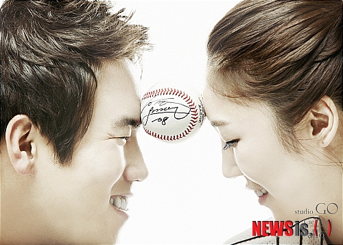 【서울=뉴시스】롯데 자이언츠 외야수 전준우(26)는 오는 10일 오후 1시 부산 부산진구 부전동 더샵센트럴스타 헤리움웨딩홀에서 2살 연상 김미경(28)양과 화촉을 밝힌다. (사진=GO스튜디오 제공)