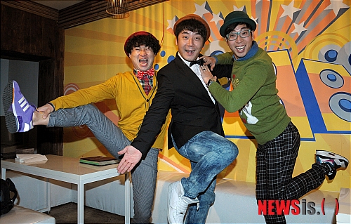 【서울=뉴시스】박동욱 기자 = tvN '코미디 빅 리그'에 출연 중인 개그팀 졸탄(이재형, 한현민, 정진욱)이 5일 오후 서울 마포구 한 바에서 뉴시스와의 인터뷰에 앞서 포즈를 취하고 있다.&nbsp; fufus@newsis.com