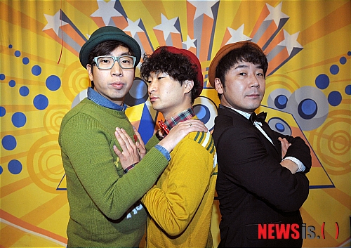 【서울=뉴시스】박동욱 기자 = tvN '코미디 빅 리그'에 출연 중인 개그팀 졸탄(이재형, 한현민, 정진욱)이 5일 오후 서울 마포구 한 바에서 뉴시스와의 인터뷰에 앞서 포즈를 취하고 있다.  fufus@newsis.com