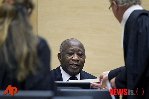 【헤이그=AP/뉴시스】5일 네덜란드 헤이그 국제형사재판소(ICC)에 출석한 로랑 그바그보 전 코트디부아르 대통령. 그는 집권을 기도하는 과정에서 반인륜적인 범죄를 저지른 혐의를 받고 있다.