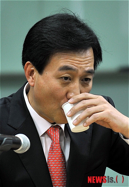 【서울=뉴시스】전진환 기자 = 6일 오후 서울 상암동 팬택 본사에서 박병엽 부회장이 긴급기자간담회를 열고 사의 표명 중 물을 마시고 있다. 박 부회장은 지난 5년여의 시간동안 많은 스트레스로 사의를 표명하며 스톡옵션에 대한 권리는 포기한다고 말했다. amin2@newsis.com