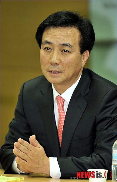 【서울=뉴시스】전진환 기자 = 6일 오후 서울 상암동 팬택 본사에서 박병엽 부회장이 긴급기자간담회를 열고 사의 표명을 하고 있다. 박 부회장은 지난 5년여의 시간동안 많은 스트레스로 사의를 표명하며 스톡옵션에 대한 권리는 포기한다고 말했다. amin2@newsis.com