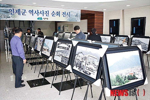 【인제=뉴시스】한윤식 기자 = 강원 인제군이 5일 군청을 시작으로 하늘내린센터, 인제문화관 등 주요 전시장과 읍.면을 순회하며 인제의 옛 모습을 한눈에 볼 수 있는 사진 전시회가 열려 주위에 뜨거운 관심이 모아지고 있다.(사진=인제군청 제공) ysh@newsis.com