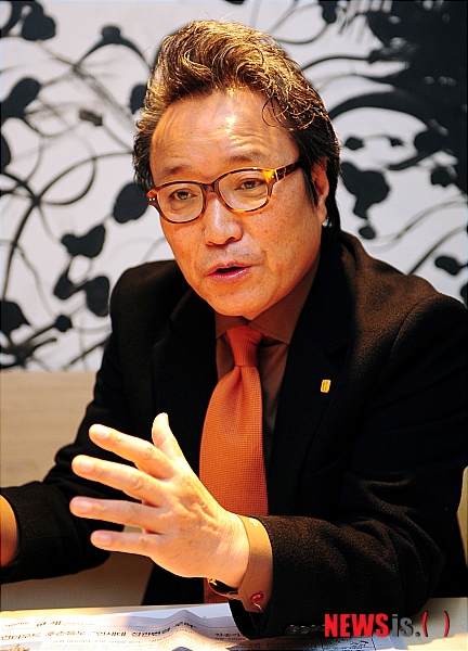 【서울=뉴시스】김기태 기자 = 7일 오전 서울 목동 제자교회 심규창 장로가 뉴시스와 인터뷰를 하며 제자교회와 목사에 대한 입장을 밝히고 있다. presskt@newsis.com