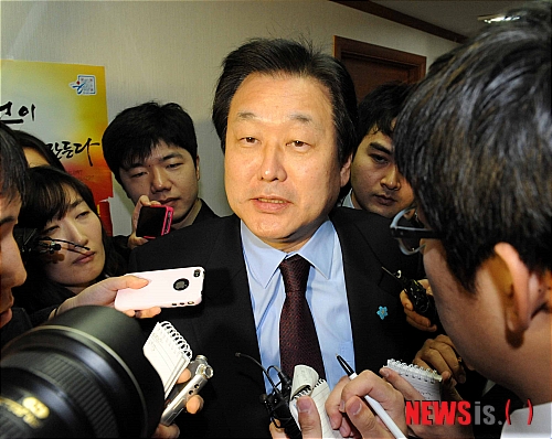 【서울=뉴시스】권주훈 기자 = 유승민, 원희룡, 남경필 최고위원이 사퇴를 표명한 가운데 7일 오전 서울 여의도 한나라당사 대표실에서 비공개로 열린 최고중진연석회의를 끝내고 김무성 전 원내대표가 대표실을 나서며 기자들과 이야기 하고 있다.&nbsp; joo2821@newsis.com 