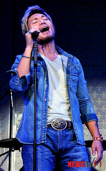 【서울=뉴시스】박문호 기자 = 가수 임재범이 7일 오후 서울 서초구 잠원동 리버사이드 호텔 콘서트홀에서 리메이크 앨범 '풀이(Free)' 발매 기념 쇼케이스에서 후배들과 '내 귀에 캔디'를 부르고 있다.&nbsp; go2@newsis.com