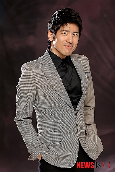 【고양=뉴시스】김지은 기자 = 가수 홍경민(35)의 형인 탤런트 홍근하(38)가 MBC TV 단막극 '나는 살아있다'(극본 조규원·연출 여인준)에 출연한다. 홍근하는 7일 "동생에게 드라마 출연 사실을 촬영에 임박해서 얘기했다. 대부분의 가족들이 그러는 것처럼 겉으로 드러내지는 않지만 마음 속으로 응원했을 것이라 생각한다"며 웃었다. 홍근하의 아내로 나오는 영화배우 정선경(40)은 "홍경민씨와는 따사모라는 봉사단체에서 만나며 친해졌는데 촬영하기 전에 홍경민씨한테 전화가 왔다. 형이 연기가 처음인데 잘 부탁한다고 말하더라. 우애가 참 두터운 것 같다"고 분위기를 돋웠다. '나는 살아있다'는 병원을 배경으로 벌어지는 2부작 판타지 좀비물이다. 홍근하는 '김수연'(정선경)의 남편 '한영기'를 연기한다. 신경외과의 '유나현'(이연주)과 내연관계로 그에게 속아 수연의 엄마인 '미자'의 임상실험 동의서를 써 상황을 악화시킨다. 11일 밤 11시50분부터 1, 2회 연속 방송된다. kje1321@newsis.com