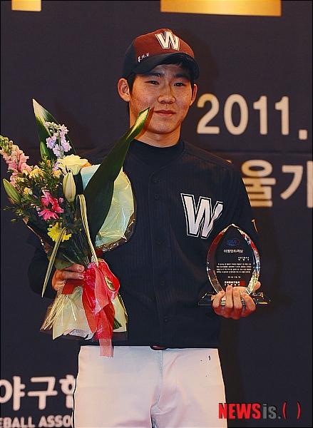 【서울=뉴시스】박종민 기자 = 7일 오후 서울 마포구 서울가든호텔에서 열린 2011 야구인의 밤 행사에서 이영민 타격상을 수상한 휘문고 박민우가 기념 촬영을 하고 있다.&nbsp; jmc@newsis.com
