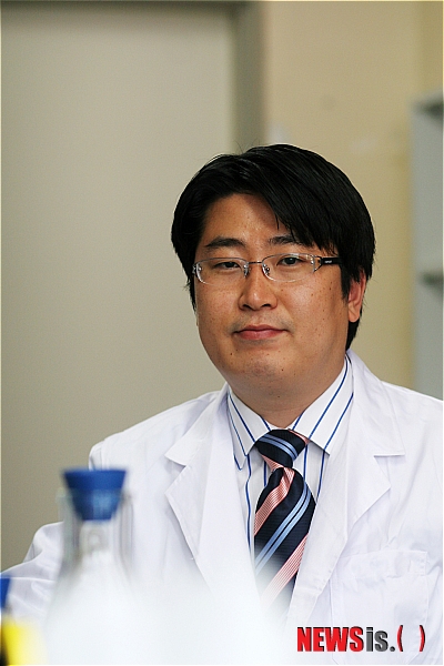 【부천=뉴시스】정일형 기자 = 가톨릭대학교 생명공학과 이은성 교수가 지난 7일 대한상공회의소에서 열린 '미래연구정보포럼 2011'에서 '2011 지식창조대상'을 수상했다.(사진=가톨릭대 제공) photo@newsis.com