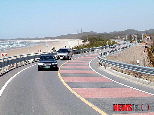 【태안=뉴시스】박상록 기자 = 충남 태안군 안면도와 소원면 소근리, 의항리, 원북면 신두리 등 해안도로가 관광객들의 드라이브코스로 각광을 받고 있다. 태안의 한 해안도로 (사진=태안군청 제공)&nbsp;&nbsp; park2223@newsis.com