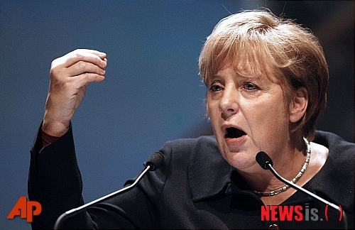 【마르세유=AP/뉴시스】앙겔라 메르켈 독일 총리가 8일 프랑스 마르세유에서 열린 제20차 유럽국민당(EPP) 전당대회에서 연설하고 있다. 메르켈 총리와 니콜라 사르코지 대통령은 이날 유로화 붕괴를 막기 위해 유럽 보수파의 결집을 촉구했다.