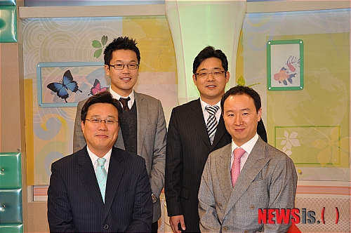 【대전=뉴시스】유효상 기자 = TJB대전방송(사장 이갑우)는 '무지개교실-300일간의 행복실험'을 제작한 김상기, 김세범, 김석민, 노동현, 김경한 기자가 제4회 노근리 평화상 언론부문 수상자에 선정되는 영예를 안았다고 9일 밝혔다. 사진은 수상의 영예를 안은 TJB보도팀이다. (사진=TJB대전방송 제공)&nbsp;&nbsp; yreporter@newsis.com