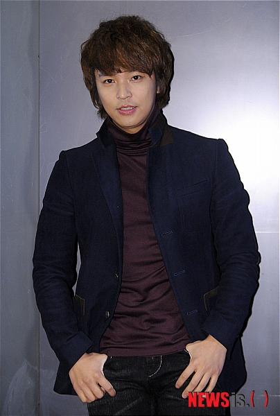 【서울=뉴시스】박동욱 기자 = 한국영화 '결정적 한방'에 출연하는 배우 김정훈이 9일 오후 서울 청담동 한 까페에서 뉴시스와의 인터뷰에 앞서 포즈를 취하고 있다.&nbsp; fufus@newsis.com