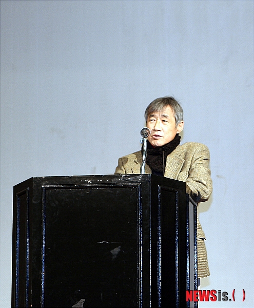 【울산=뉴시스】고은희 기자 = 지난 9일 경주교육문화회관 거문고홀에서 열린 2011 동리목월문학상 시상식에서 동리문학상을 수상한 소설가 최인호씨가 수상소감을 밝히고 있다.&nbsp; gogo@newsis.com