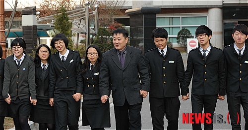 【화성=뉴시스】김기원 기자 = 개교한지 8년 밖에 안된 경기 화성시 병점고등학교가 짧은 기간내에 지역 명문고로 자리 잡아 화제다. 사진은 이달훈 교장과 학생들이 교정을 함께 걷는 모습.&nbsp; kkw517@newsis.com 