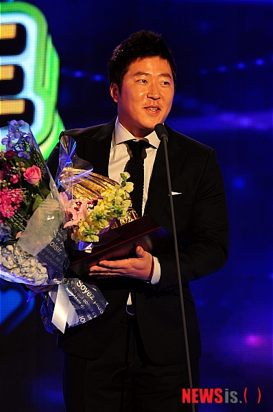 【서울=뉴시스】김인철 기자 = 11일 오후 서울 강남구 SETEC에서 열린 '2011 롯데카드 프로야구 골든글러브 시상식'에서 삼성 최형우가 외야수부문 골든글러브상을 수상하고 있다.&nbsp; yatoya@newsis.com