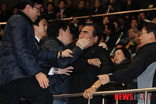 【서울=뉴시스】김영욱 기자 = 11일 오후 서울 송파구 잠실종합운동장에서 열린 민주당 제3차 전국대의원대회에서 통합을 반대하는 당원이 대회진행을 방해하자 관계자들이 입을 막으며 이를 저지하고 있다. mirage@newsis.com