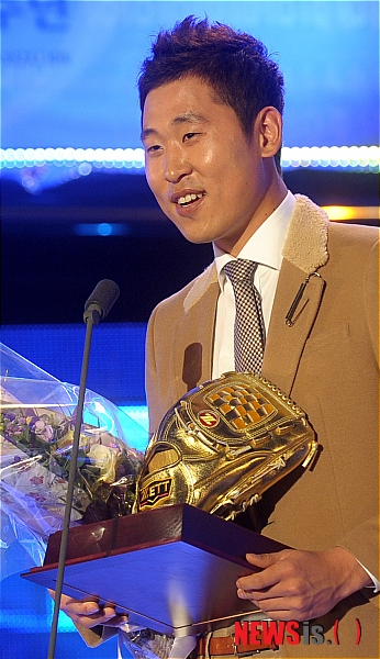 【서울=뉴시스】조종원 기자 = 11일 오후 서울 강남구 대치동 SETEC에서 열린 '2011 롯데카드 프로야구 골든글러브 시상식'에서 윤석민 선수가 골든글러브상 투수 부문 수상 후 수상 소감을 전하고 있다.&nbsp; choswat@newsis.com