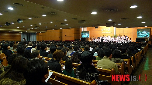 【서울=뉴시스】김정환 기자 = 당회장 정삼지 목사 지지파와 반대파가 갈등을 빚고 있는 서울 신정동 목동제자교회 본당.&nbsp; 11일 정오부터 열린 4부 예배에 수백명의 교인들이 참석했다.&nbsp; ace@newsis.com 