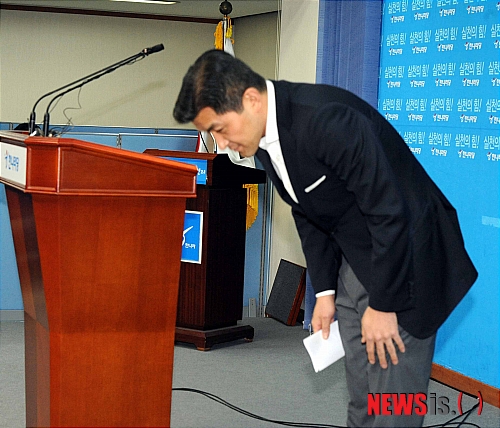 【서울=뉴시스】권주훈 기자 = 한나라당 홍정욱 의원이 11일 오후 서울 여의도 한나라당사 기자실에서 19대 총선 불출마 선언을 하고 있다.  joo2821@newsis.com 